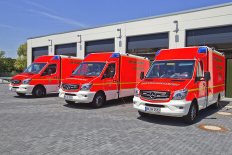 Drei Rettungswagen des Bonner Rettungsdienstes vor der Feuerwache