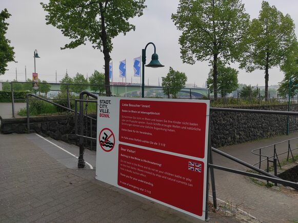 Warnschild Schwimmen im Rhein ist lebensgefährlich