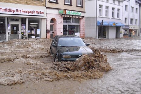 Ein Auto auf einer überfluteten Straße nach einem Starkregen