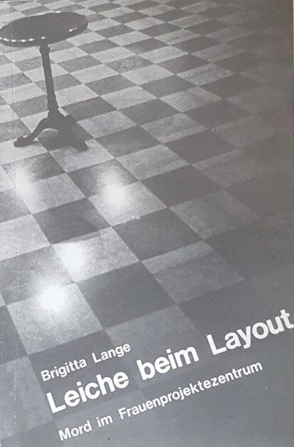 Buchcover "Leiche beim Layout - Mord im Frauenprojektezentrum" von Brigitta Lange