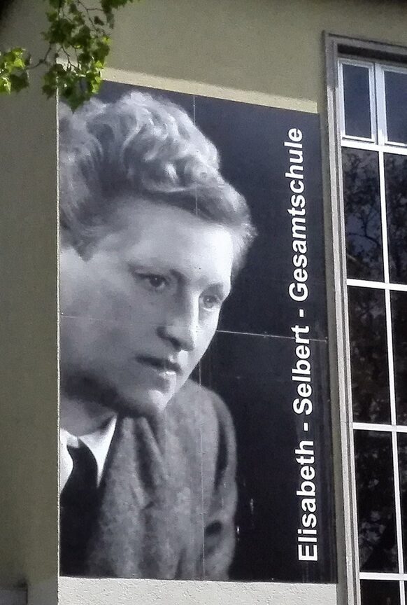 Porträt von Elisabeth Selbert an der Außenwand der Gesamtschule