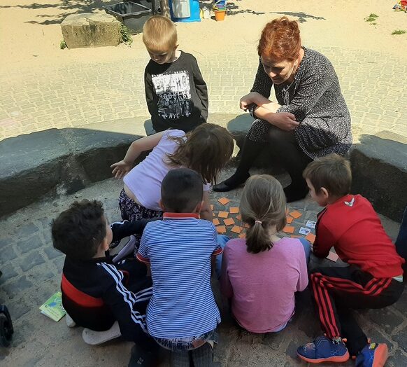 OB Katja Dörner testet mit Kindern des Montessori-Kinderhauses das Memory-Spiel aus dem Methodenset "Klischeefrei".