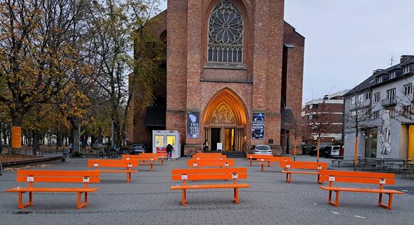 Orange Bänke vor der Kreuzkirche im Jahr 2022