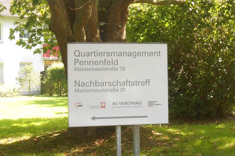 Wegweiser-Schild zum Quartiersmanagement Pennenfeld