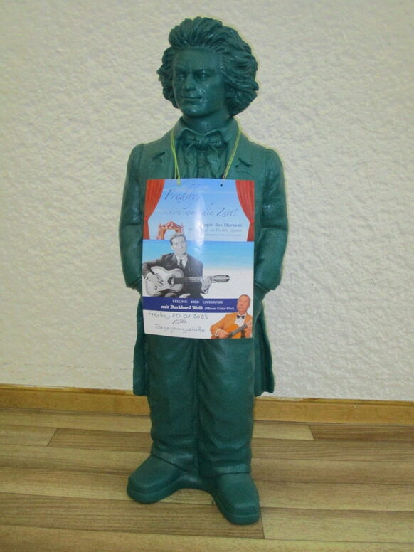 Grüne Beethovenstatue, der ein Plakat umgehängt wurde