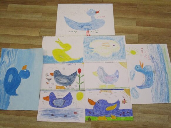 Auf Papier sind Enten gemalt.