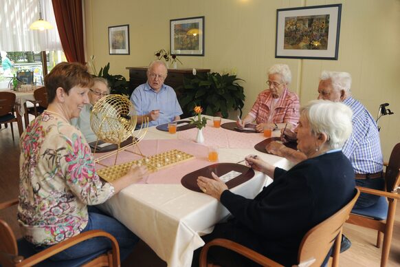 Eine Seniorengruppe beim Bingospiel