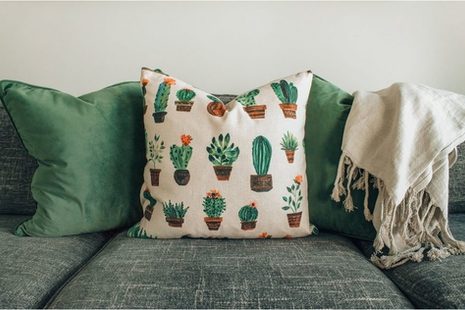 Couch mit Decke und Dekokissen