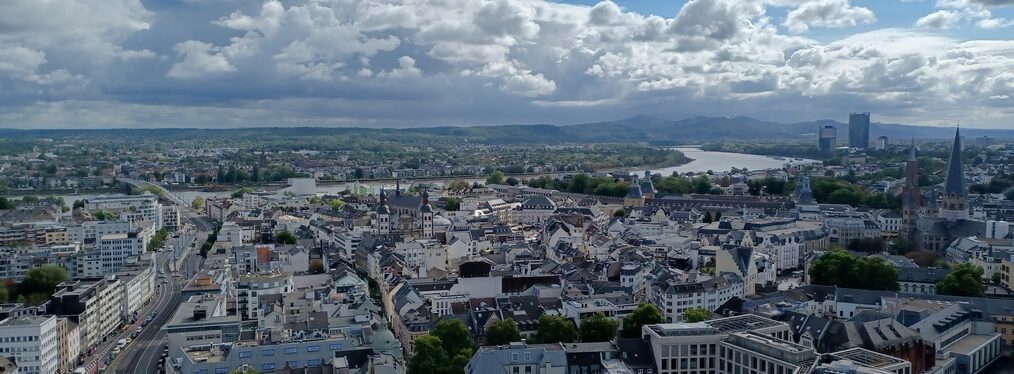 Luftansicht der Stadt Bonn mit Siebengebirge und Rhein