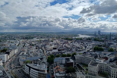 Luftansicht der Stadt Bonn mit Siebengebirge und Rhein