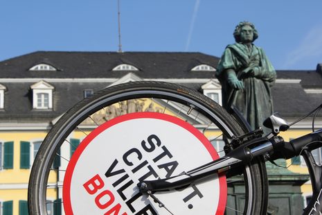 Fahrrad mit Bonn-Logo vor Beethoven-Denkmal