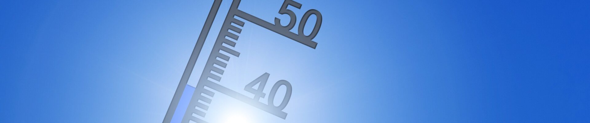 Thermometer vor blauem Himmel zeigt 40 Grad Celsius an