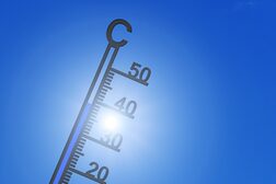 Thermometer vor blauem Himmel zeigt 40 Grad Celsius an
