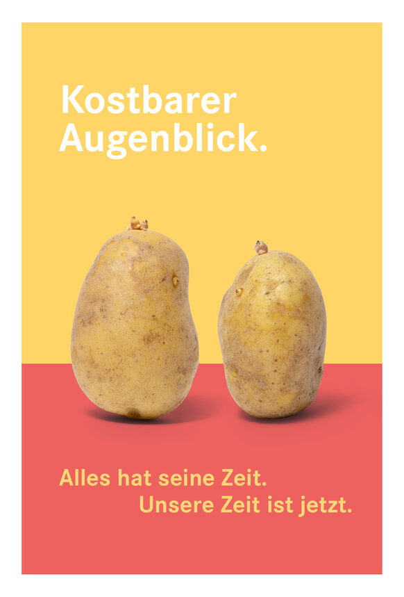 Das Plakat zeigt zwei Kartoffeln und den Text "Kostbarer Augenblick. Alles hat seine Zeit. Unsere Zeit ist jetzt."