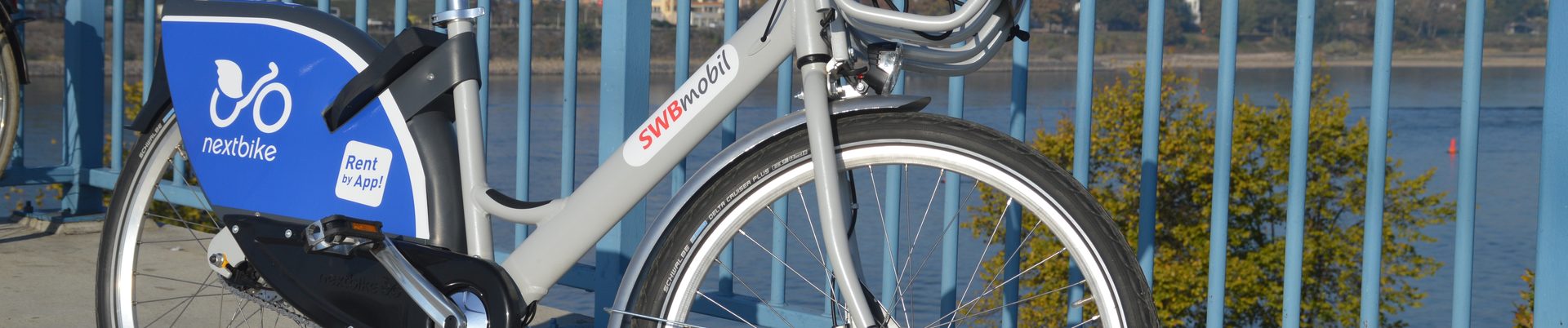 Mietfahrrad der Firma Nextbike lehnt am Geländer der Kennedybrücke in Bonn.