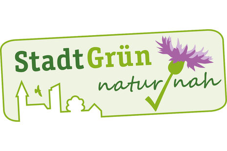 Das gezeichnete Logo zeigt den Schriftzug Stadtgrün naturnah und eine Blume mit lila Blütenstand
