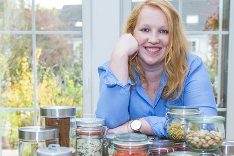 Eine Frau mit ihren Lebensmittelvorräten in Glasbehältern