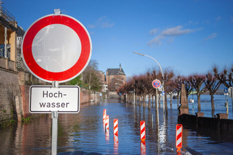 Hochwasser Warnschild am Rheinufer