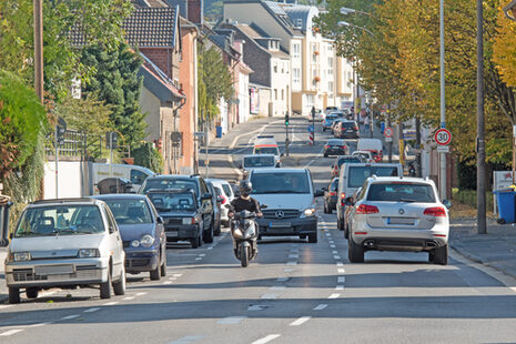 Im Rahmen der Verkehrswende wird auf der Königswinterer Straße ein Radschutzstreifen eingerichtet.