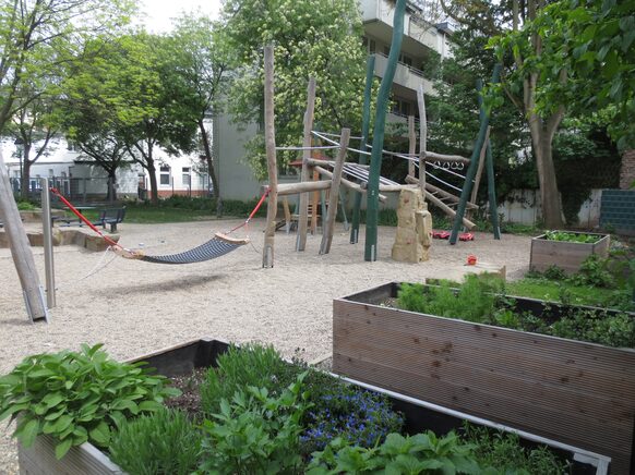 Urban Gardening-Beete auf dem Spielplatz in der Maxstraße
