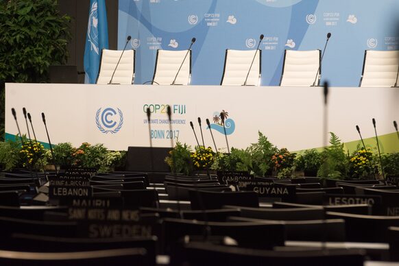 Blick über leere Stuhlreihen hin zum Podium der Weltklimakonferenz im World Conference Center Bonn