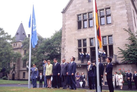 Vor Haus Carstanjen wird feierlich die UNO-Flagge gehisst.