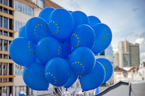 Luftballons mit in den Farben der EU