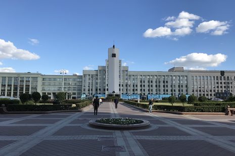 Großer Platz und ein weitgestrecktes Gebäude in Minsk