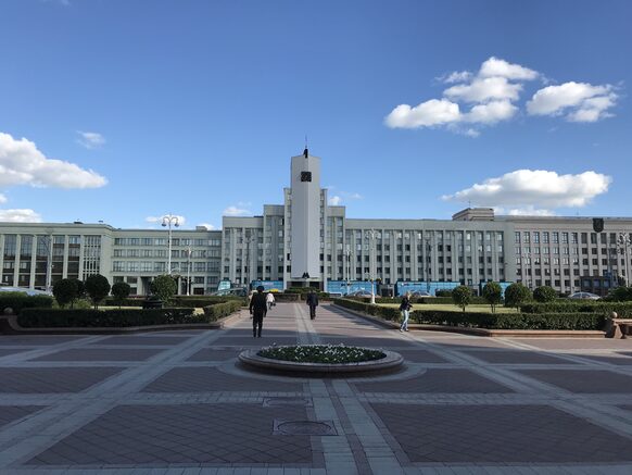 Großer Platz und ein weitgestrecktes Gebäude in Minsk