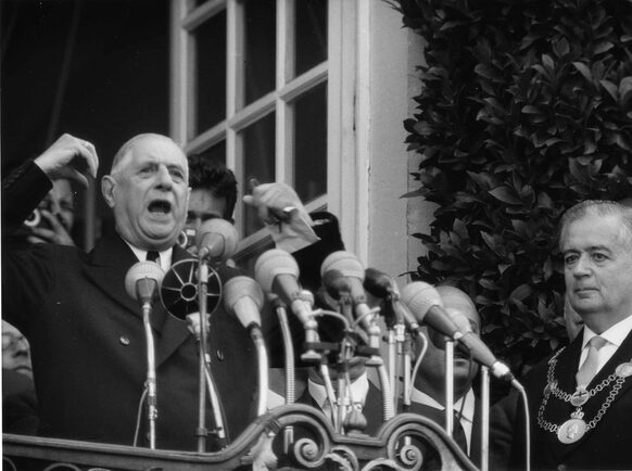 Der französische Präsident Charles de Gaulle 1962 bei seiner Rede auf der Freitreppe des Alten Rathauses