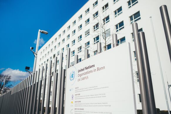 Gebäude des UN Klimasekretariats mit Info-Schild der einzelnen Organisationen.