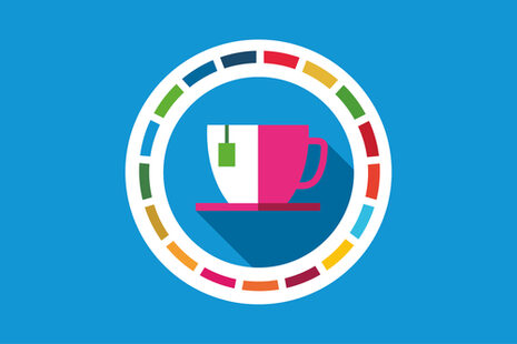 Das Logo zeigt eine gezeichnete Teetasse umgeben von einem Kreis in den SDG-Farben