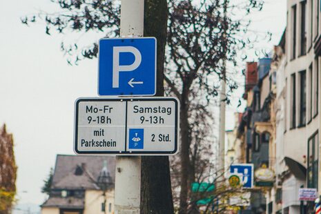 Blaues Parkschild und Hinweise zur Parkplatznutzung