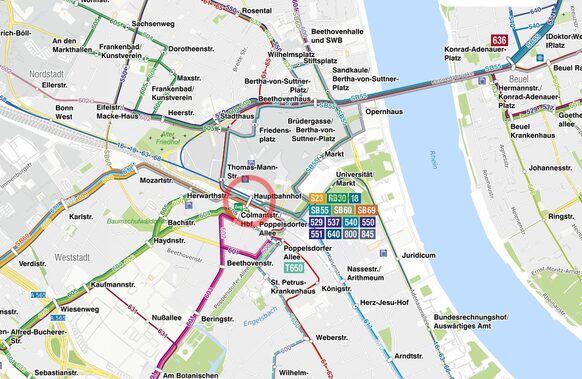 Eine Karte zeigt bunte Linien der Nahverkehrsverbindungen in einem Stadtplan.