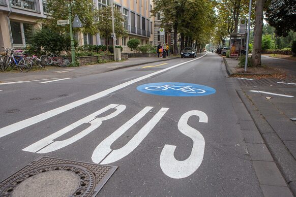 Umweltspur auf der Kaiserstraße mit Markierungen für Bus und Fahrrad.