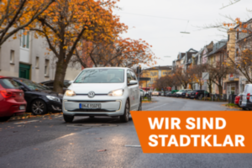VW e-Up Elektroauto fährt durch eine Straße