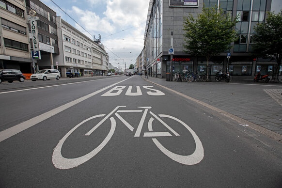 Für den Rad- und Busverkehr wurde auf der Oxfordstraße eine Rad- und Busspur eingerichtet
