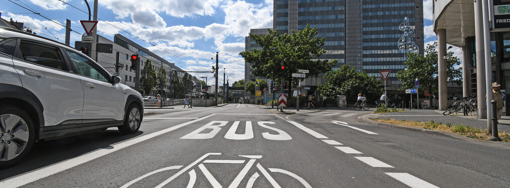 Fahrräder und Busse teilen sich auf der Oxfordstraße eine Fahrspur