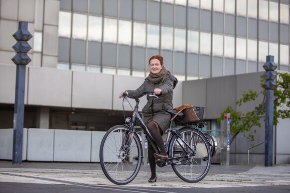 Aufnahme von Oberbürgermeisterin Katja Dörner mit ihrem Fahrrad auf der Stadthausplattform