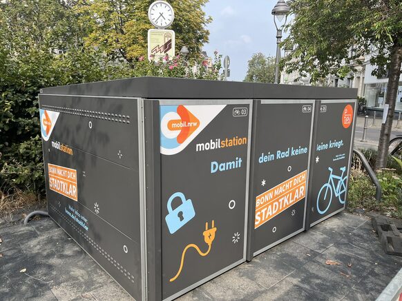 Das Bild zeigt eine große Box, in der Fahrräder in Bonn abgestellt werden können.