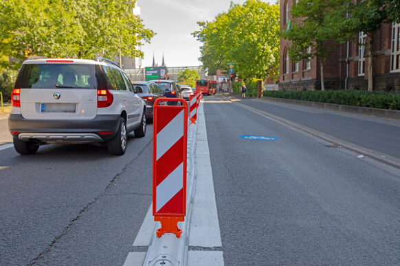 Besonders auffällig markierte Radwege sollen die Sicherheit für FahrradfahrerInnen erhöhen.