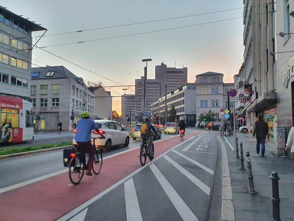 Das Bild zeigt Fahrradfahrer auf einen neuen Radfahrstreifen auf der Oxfordstraße.