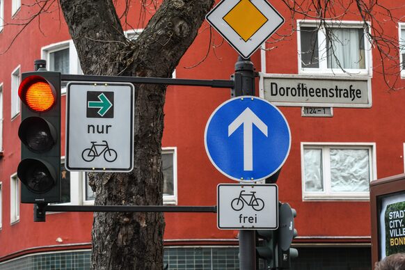 An der Ampel Ecke Kaiser-Karl-Ring/Dorotheenstraße gibt es den ersten grünen Pfeil für Radfahrende