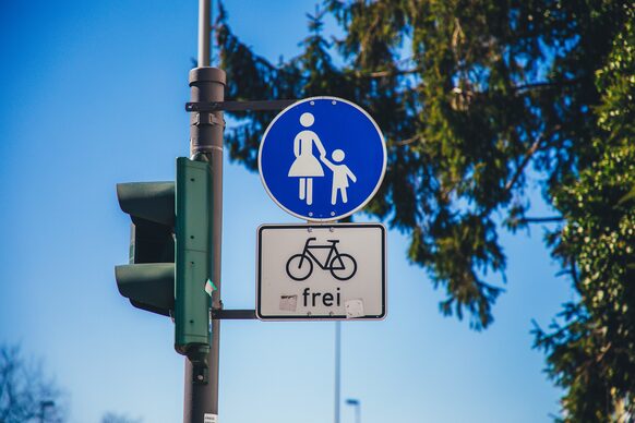 Schild: Fußweg mit Freigabe für Radfahrer