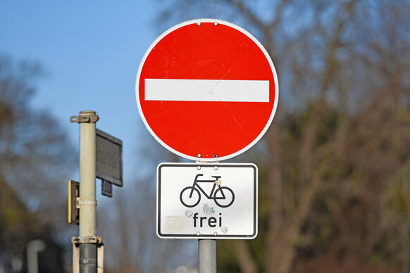 Durchfahrt verboten wird durch ein rotes Schild mit weißem Balken angezeigt. Steht darunter das Zusatzzeichen "Fahrräder frei", ist dem Radverkehr die Durchfahrt gestattet.