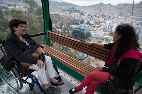 Zwei Frauen in einer Seilbahnkabine der Linea Verde in La Paz