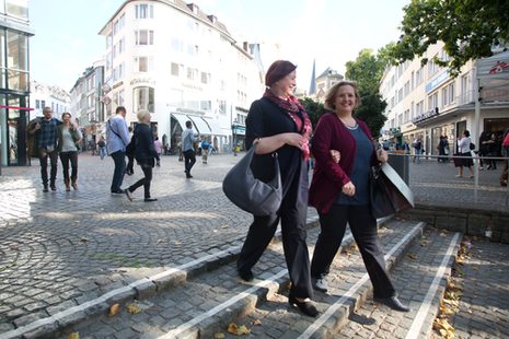 Zwei Frauen beim Einkaufsbummel in der Fußgängerzone