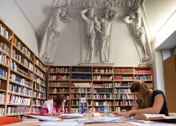 Universitätsbibliothek mit Studierenden