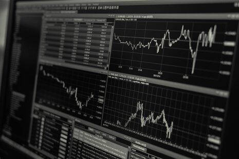 Börsenkurse auf einem Monitor dargestellt