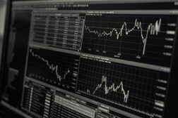 Börsenkurse auf einem Monitor dargestellt